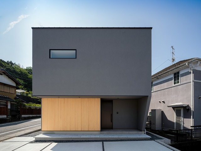 吹き抜けが生む、明るい玄関の住まい アイキャッチ画像