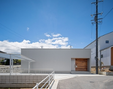 中庭から光溢れるロの字型の平屋