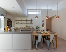 中庭から光が差す平屋の家